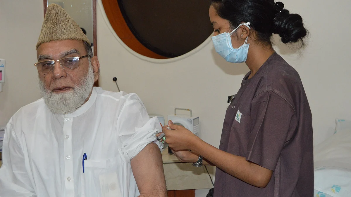 کورونا ٹیکہ کی پہلی خوراک لیتے ہوئے شاہی امام احمد بخاری