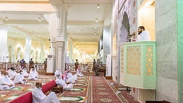 خطبۂ حج پیش کرتے ہوئے الشیخ بندر بن عبدالعزیز بلیلہ