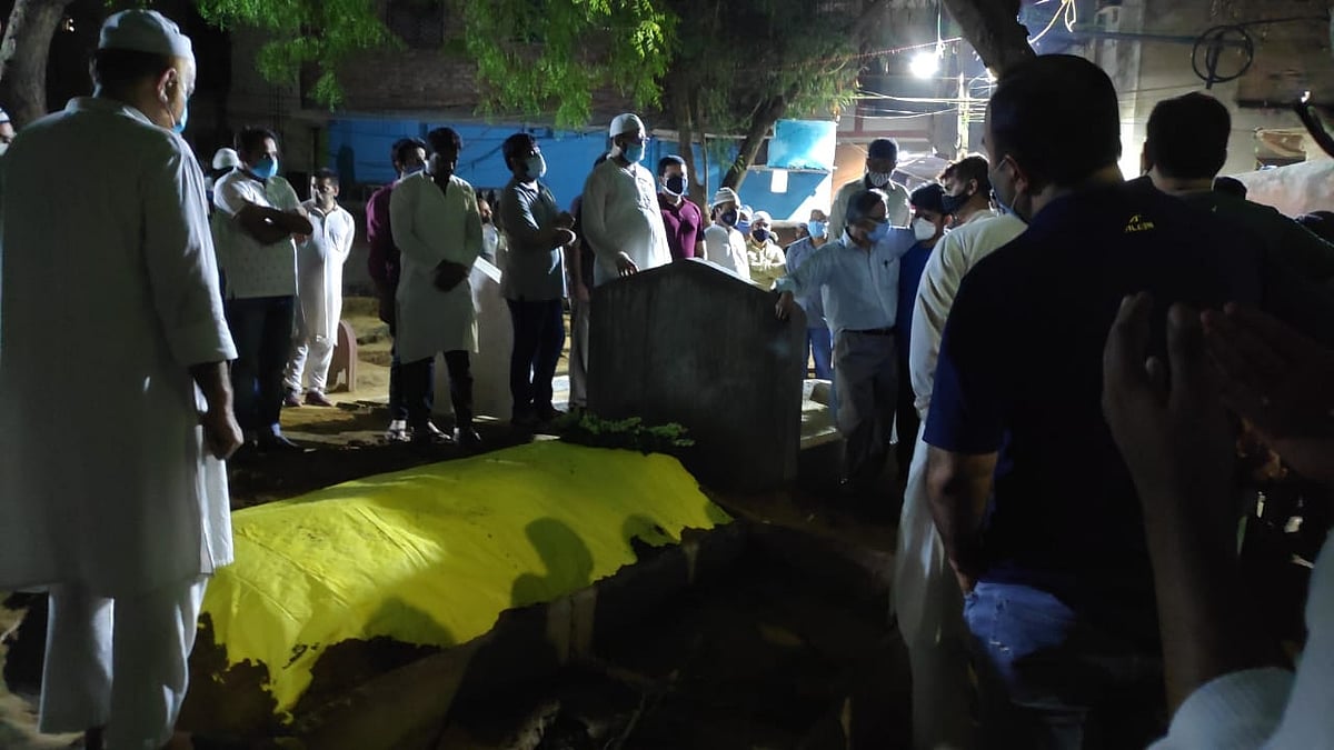 دانش کو جامعہ ملیہ اسلامیہ کے قبرستان میں دفن کیا گیا