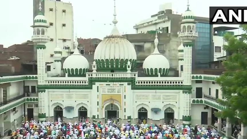 پنجاب میں عید کی نماز ادا کرتے لوگوں کی تصویر بشکریہ اےاین آئی ٹویٹ