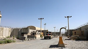 افغانستان: رات کی تاریکی میں امریکی افواج نے بگرام ایربیس کیا خالی، شہریوں نے کی لوٹ مار