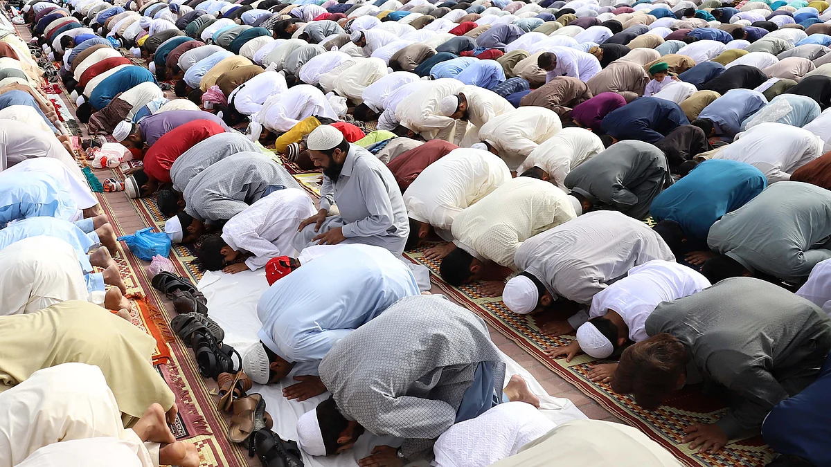 نماز / آئی اے این ایس