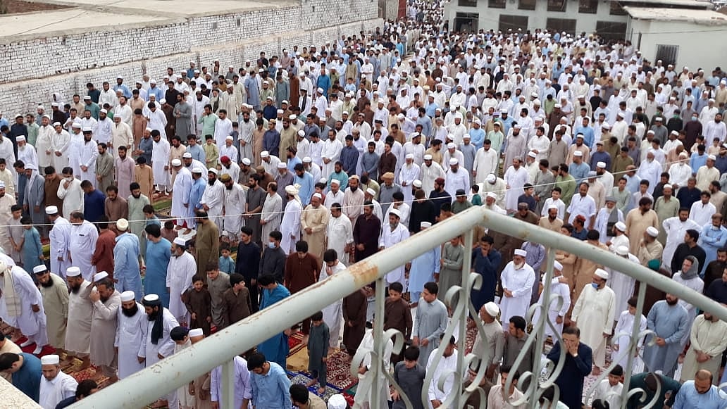 پاکستان میں عید بدھ کو منائی جائے گی لیکن پشاور میں بسنے والے کچھ افغان مہاجرین نے بھی آج عید منائی / ٹوئٹر / @URDUVOA 