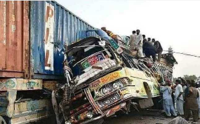 اہم خبریں: پاکستان میں اندوہناک سڑک حادثہ، 34 افراد جاں بحق، درجنوں زخمی