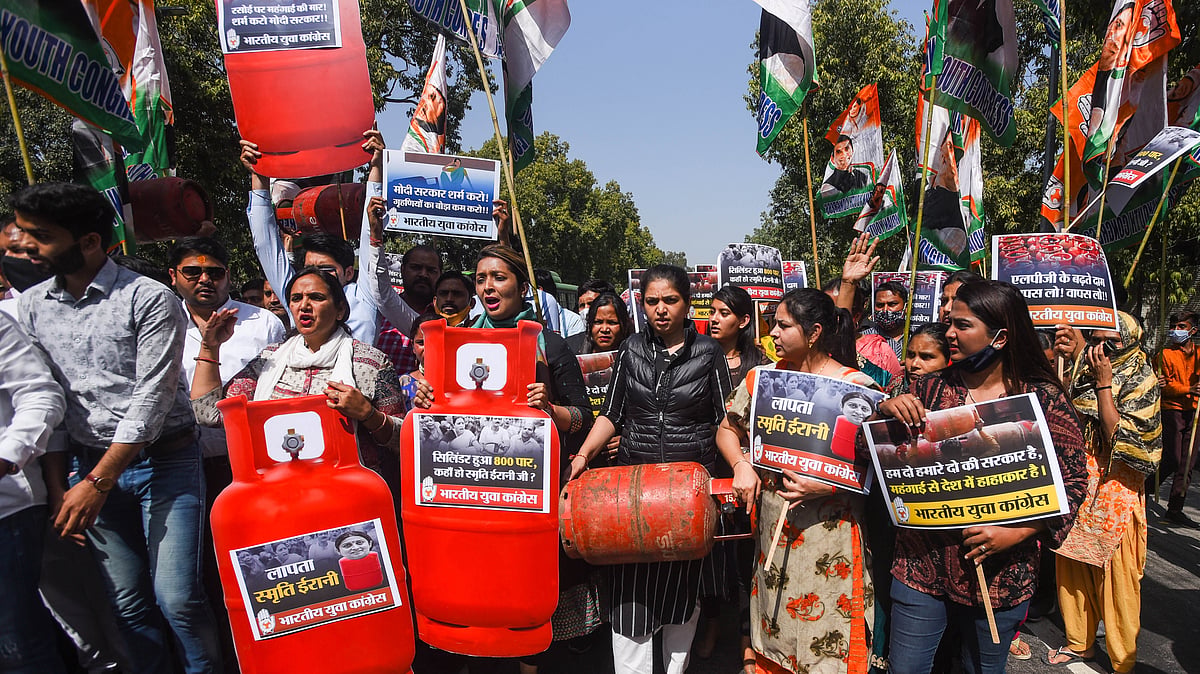گیس سلینڈر کی قیمتوں میں اضافہ کے خلاف مظاہرہ (فائل تصویر) / Getty Images