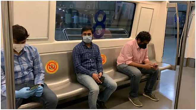 پیر سے دہلی میٹرو میں صرف بیٹھ کر سفر کرسکیں گے لوگ، کھڑے ہونے پر پابندی