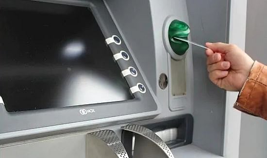یکم اپریل سے بدل جائیں گے اے ٹی ایم سے پیسے نکالنے کے اصول! ایچ ڈی ایف سی، پی این بی اور بندھن بینک نے کی بڑی تبدیلی