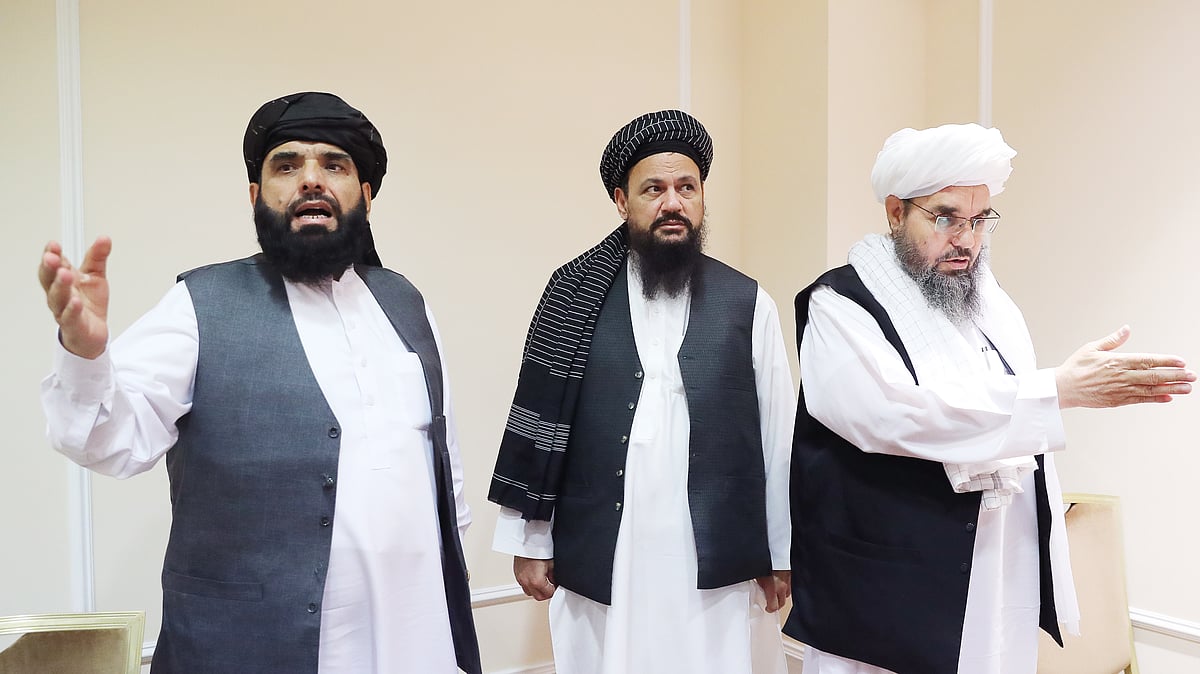 ماسکو میں پریس کانفرنس کے دوران طالبان لیڈران سہیل شاہین، لطیف منصور اور شہاب الدین دلاور / Getty Images
