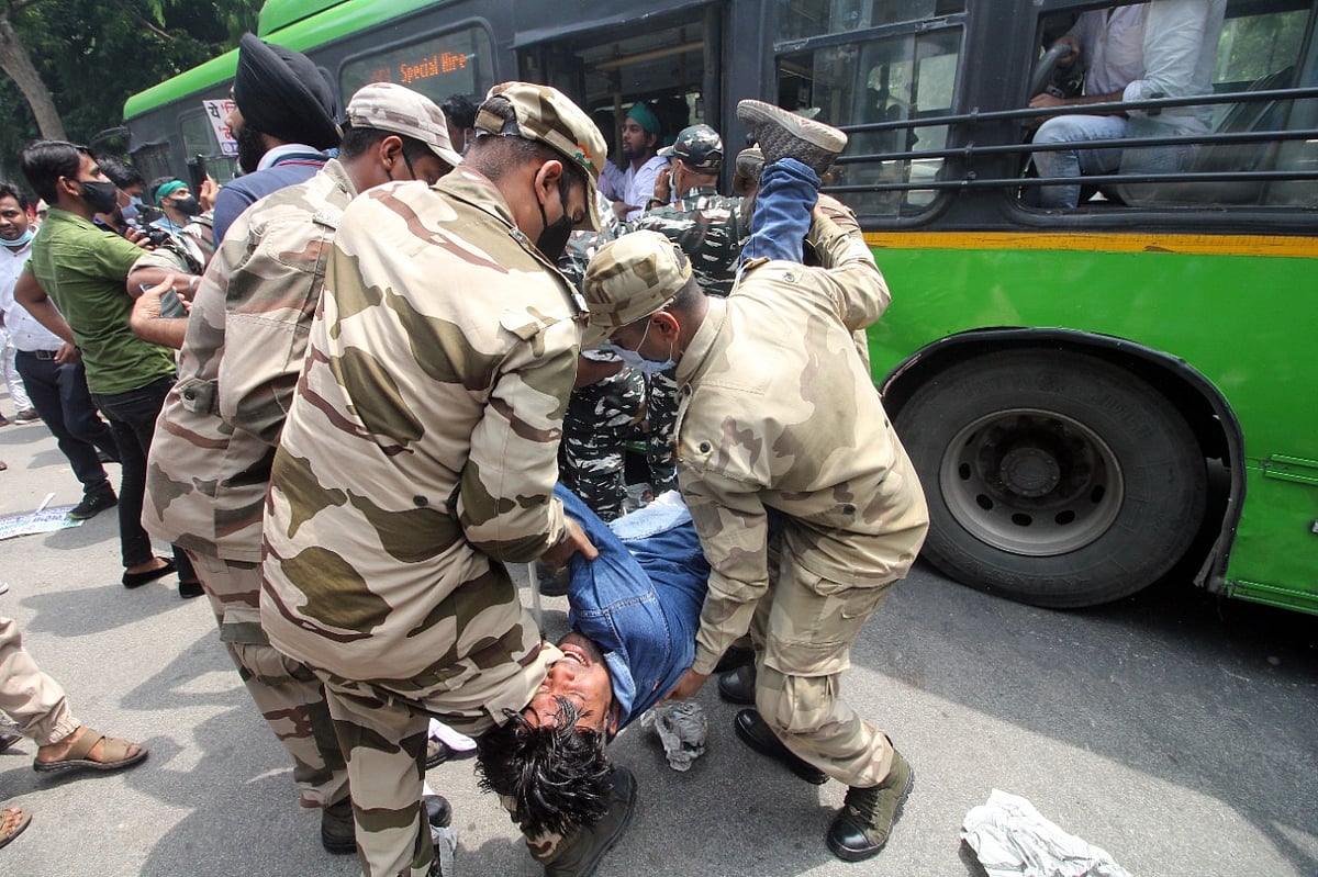کسانوں کو 'موالی' کہنے پر یوتھ کانگریس نے میناکشی لیکھی کا پھونکا پتلا، معافی مانگنے کا مطالبہ
