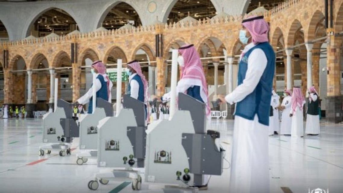 عمرہ سیزن کے آغاز سے قبل مسجد حرام میں سینی ٹائزیشن اور صفائی دن رات جاری