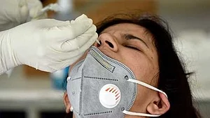 دہلی میں کورونا کے نئے مریضوں کے بڑھنے کا دھیرے دھیرے سلسلہ جاری