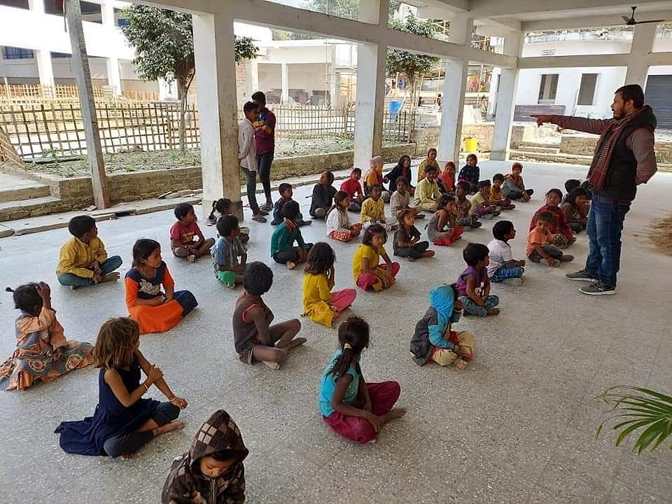 بہار: جہاں نذرِ آتش ہوتی ہیں لاشیں، وہاں تعلیم کی شمع روشن کر رہے تین دوست