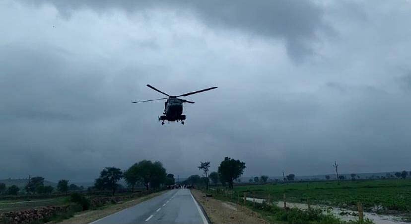 کوسٹ گارڈ کا ہیلی کاپٹر سمندر میں حادثہ کا شکار، 2 افراد کی موت، لاپتہ پائلٹ کی تلاش جاری