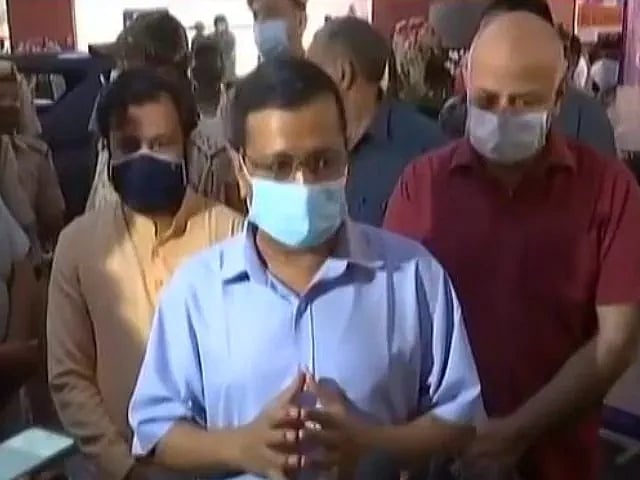 دہلی ریپ اور قتل معاملہ: متاثرہ دلت کنبہ سے ملنے پہنچے کیجریوال، اسٹیج ٹوٹا اور بغیر ملے ہی لوٹ گئے!