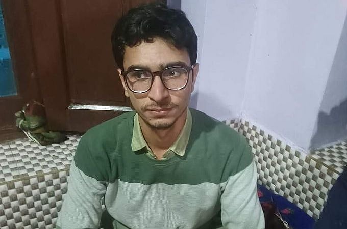 کشمیری نوجوان کی مثالی کامیابی: رکشہ پولر کا بیٹا سول سروسز امتحان میں دوسری پوزیشن کے ساتھ کامیاب