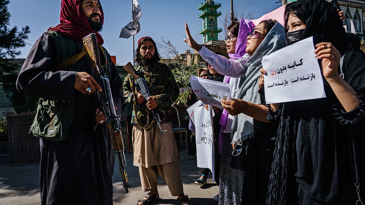 افغانستان میں مظاہرہ کرتیں خواتین / Getty Images