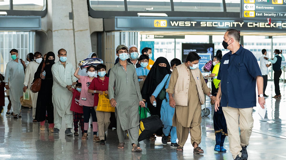 امریکہ کے ایک ہوائی اڈے پر پہنچے افغان پناہ گزین / Getty Images