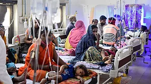 اتر پردیش: مرزا پور کے ایک گاؤں میں وائرل بخار اور ڈینگو کی دہشت، 5 لوگوں کی موت، سینکڑوں بیمار