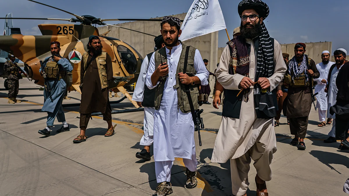 طالبان لیڈر انس حقانی (بیچ میں دائیں جانب) / Getty Images
