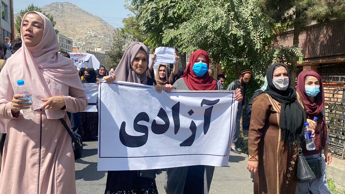 افغان خواتین طالبان اور پاکستان کے خلاف ریلی کے دوران نعرے بلند کرتی ہوئیں، تصویر یو این آئی