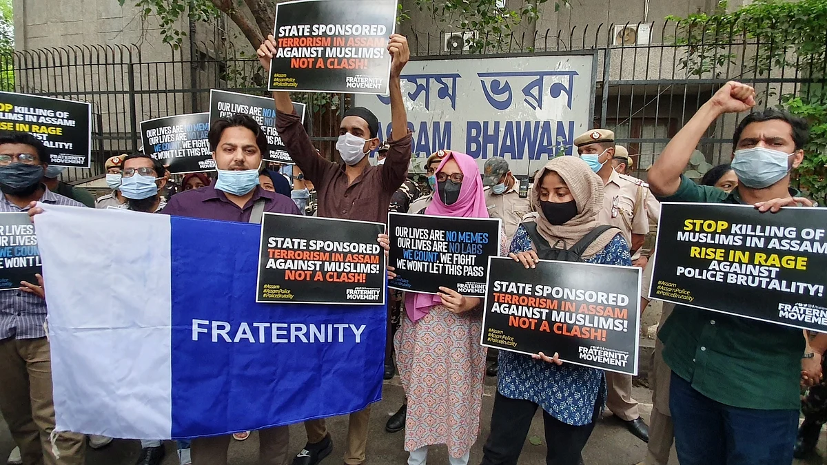 پولیس کی زیادتیوں کے خلاف آسام بھون کے سامنے مظاہرہ کرتے لوگ/ آئی اے این ایس