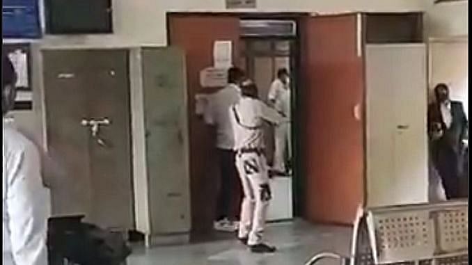 دہلی کورٹ میں شوٹ آؤٹ سے ناراض وکلاء نے ہڑتال کا کیا فیصلہ، کانگریس نے راجدھانی کو ’کرائم کیپٹل‘ بنانے کا لگایا الزام