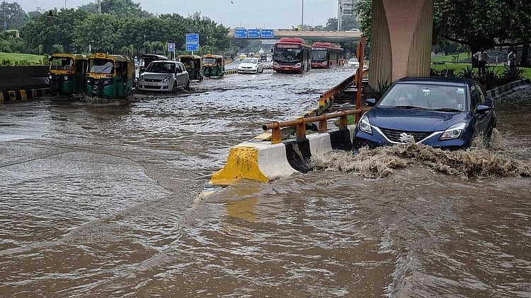 دہلی میں ہوئی زوردار بارش نے توڑ دیا 77 سال پرانا ریکارڈ، جگہ جگہ سمندر کا نظارہ