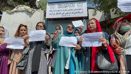 طالبان: پابندیوں کے خلاف افغان خواتین کا مظاہرہ