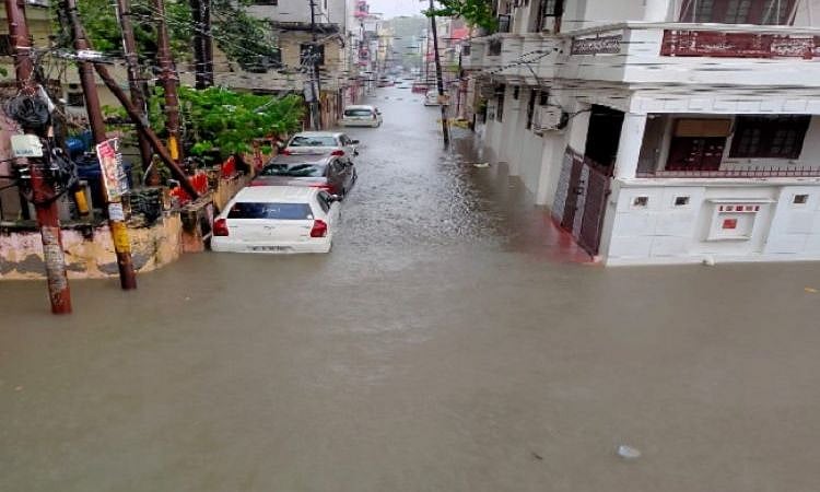 دہلی-این سی آر میں بارش کل بھی بن سکتی ہے آفت، یوپی ہنوز بے حال، ایم پی میں الرٹ، اتراکھنڈ میں بھی معمولات زندگی متاثر