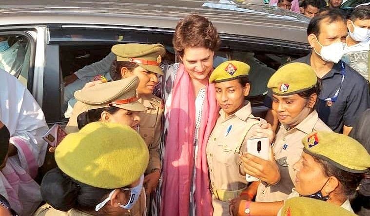 جب پرینکا گاندھی کے ساتھ سیلفی کے لئے خواتین پولیس اہلکاروں میں ہوڑ مچ گئی