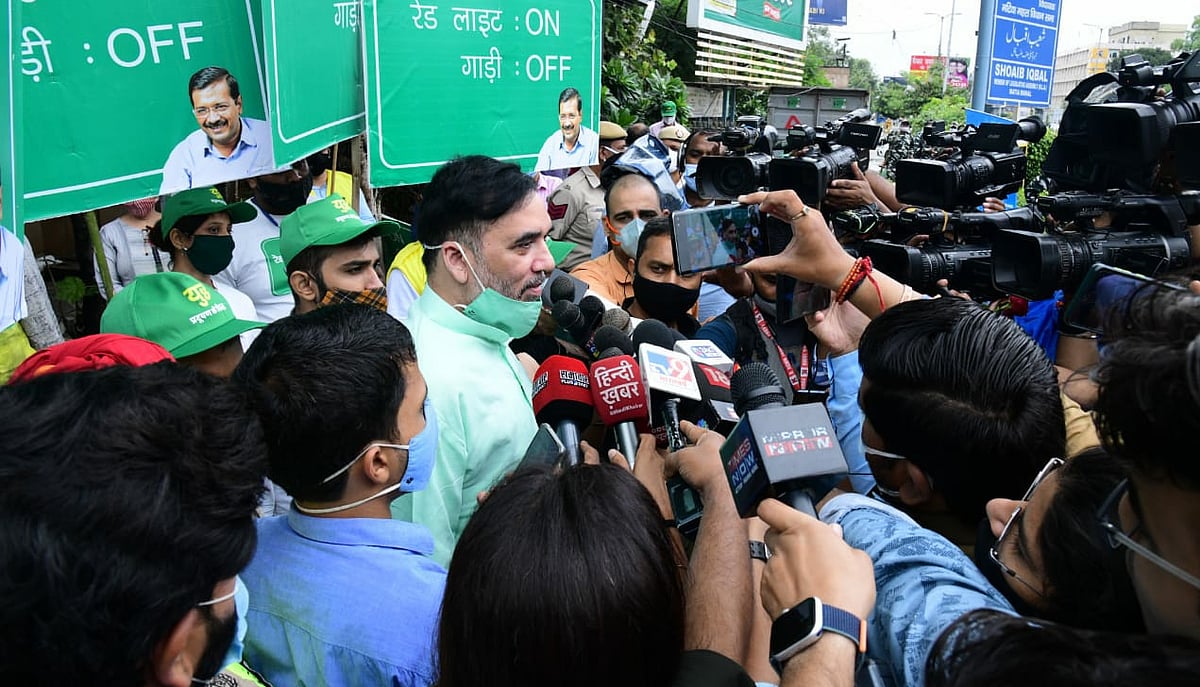 دہلی: وزیر ماحولیات گوپال رائے نے اراکین اسمبلی کے ساتھ مل کر ریڈ لائٹ پر بیداری مہم چلائی