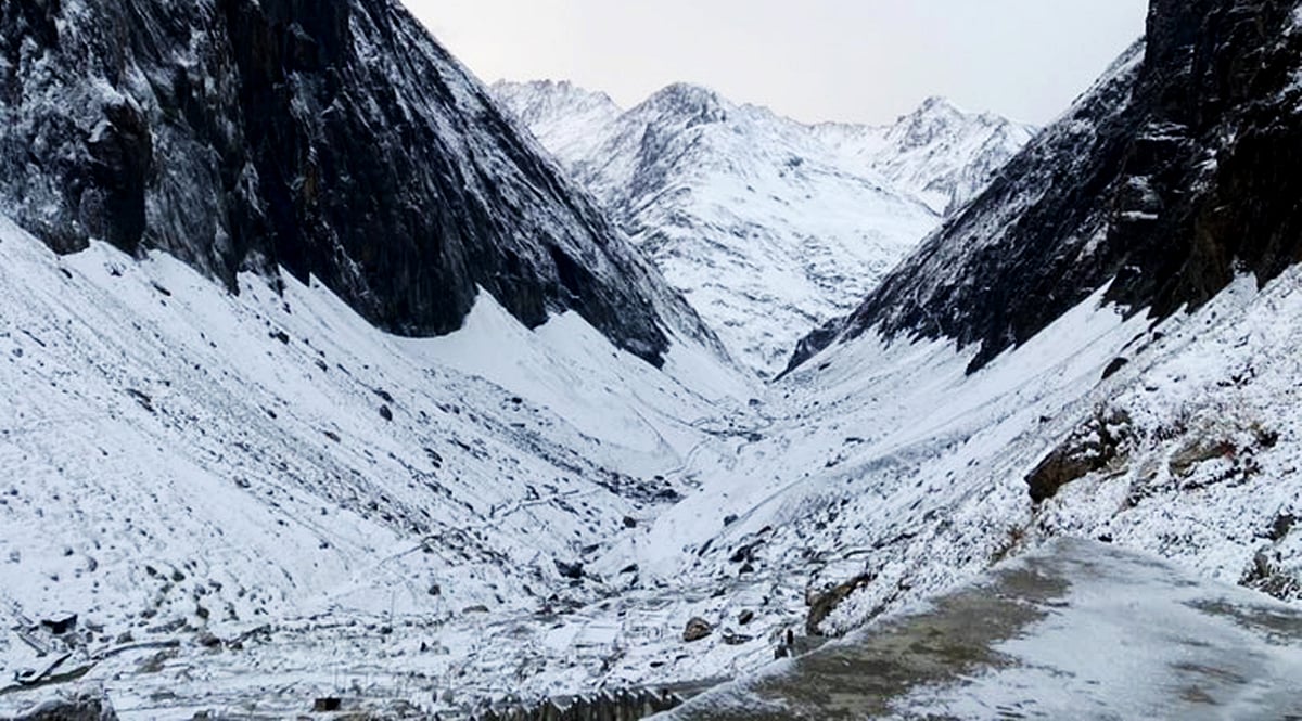 کشمیر: سیزن کی پہلی برف باری کے ساتھ ہی بانڈی پورہ- گریز روڈ بند