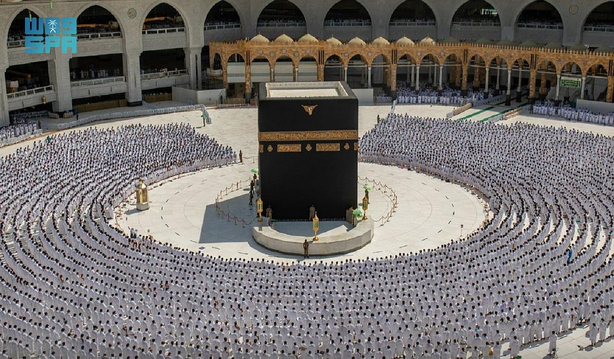 اللہ کے عظیم گھر میں فرزندان توحید کی نماز کے لیے صف بندی