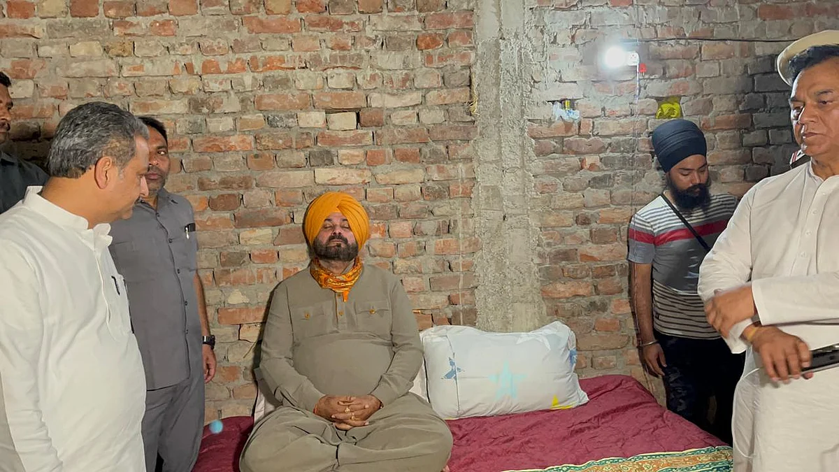 دھرنے پر بیٹھے سدھو / ٹوئٹر @INCPunjab