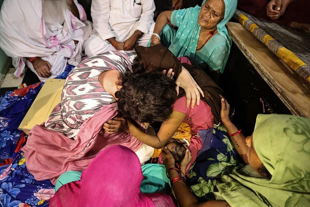 پرینکا گاندھی نے کی مرنے والے صفائی ملازم کے اہل خانہ سے ملاقات