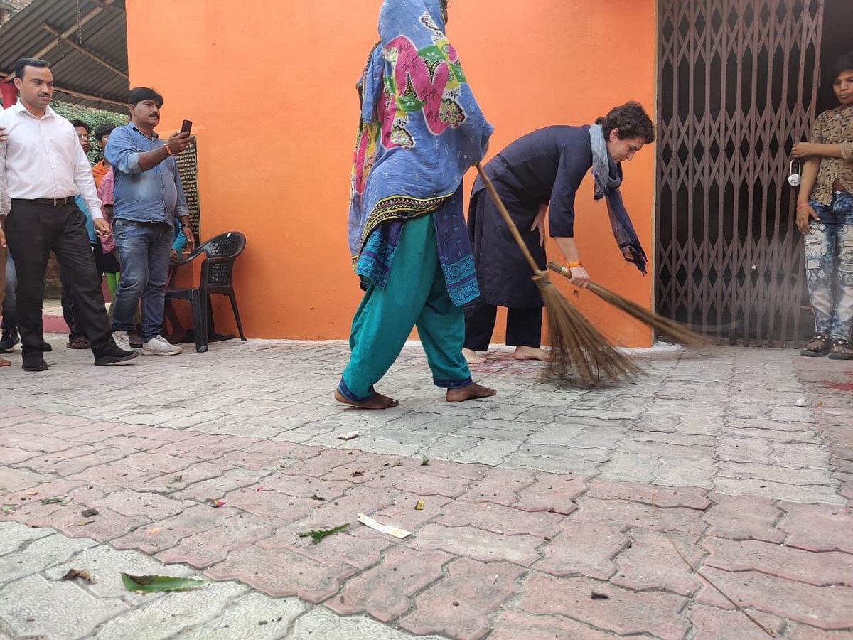 پرینکا گاندھی نے دلت بستی میں لگائی جھاڑو، مقامی افراد نے کی ستائش