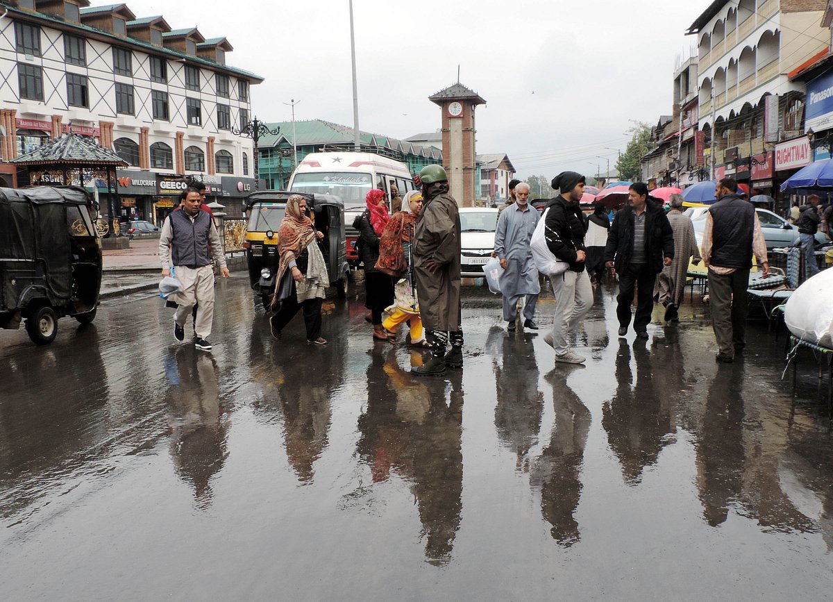کشمیر میں رک رک کر بارشوں کا سلسلہ جاری، 19 اکتوبر سے موسم میں بہتری متوقع