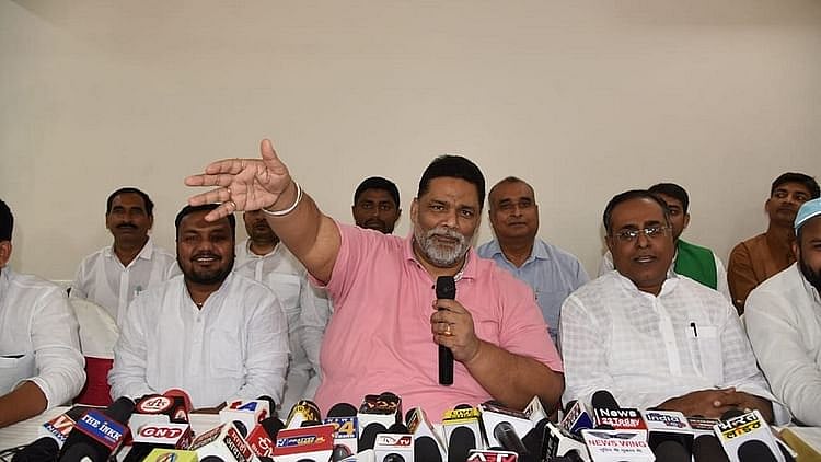 پریس کانفرنس سے خطاب کرتے پپو یادو
