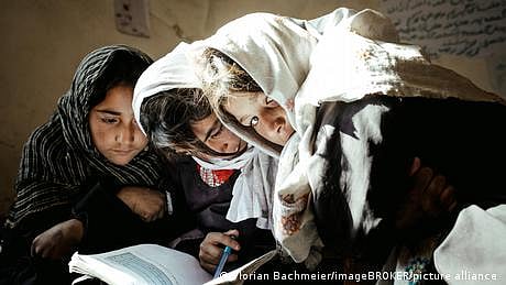 افغانستان کے کچھ علاقوں میں لڑکیوں کو تعلیم کی مکمل اجازت