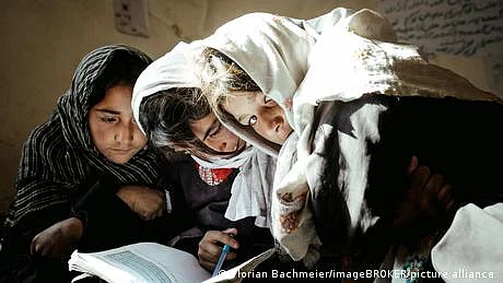 افغانستان کے کچھ علاقوں میں لڑکیوں کو تعلیم کی مکمل اجازت