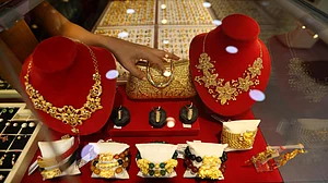 سونے اور چاندی کی قیمتوں میں مسلسل گراوٹ، 10 گرام سونا 693 روپے سستا