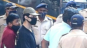 ڈرگس کیس: بالآخر آرین خان کو مل گئی ضمانت، 26 دن بعد آئیں گے جیل سے باہر