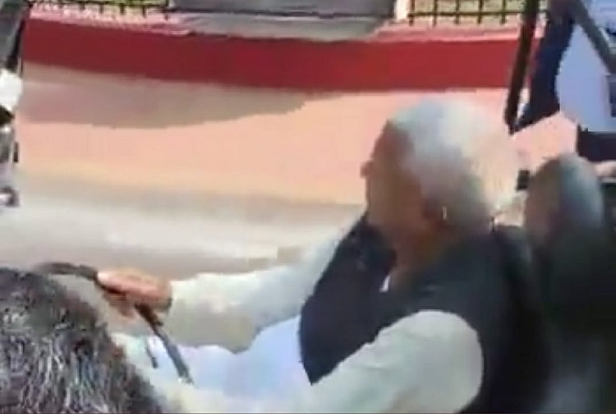بہار پہنچتے ہی اپنے خاص انداز میں نظر آئے لالو پرساد، پٹنہ کی سڑکوں پر چلائی کھلی جیپ