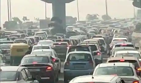 دہلی میں ٹرکوں کا داخلہ بند ہونے سے نوئیڈا سرحد پر 5 کلومٹر لمبا جام