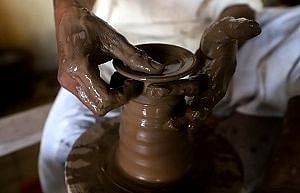تعلیم یافتہ کشمیری نوجوان نے مٹی کے برتن بنانے کے پیشے میں نئی روح پھونک دی