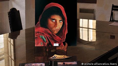 سبز آنکھوں والی افغان کی لڑکی اٹلی پہنچ گئی