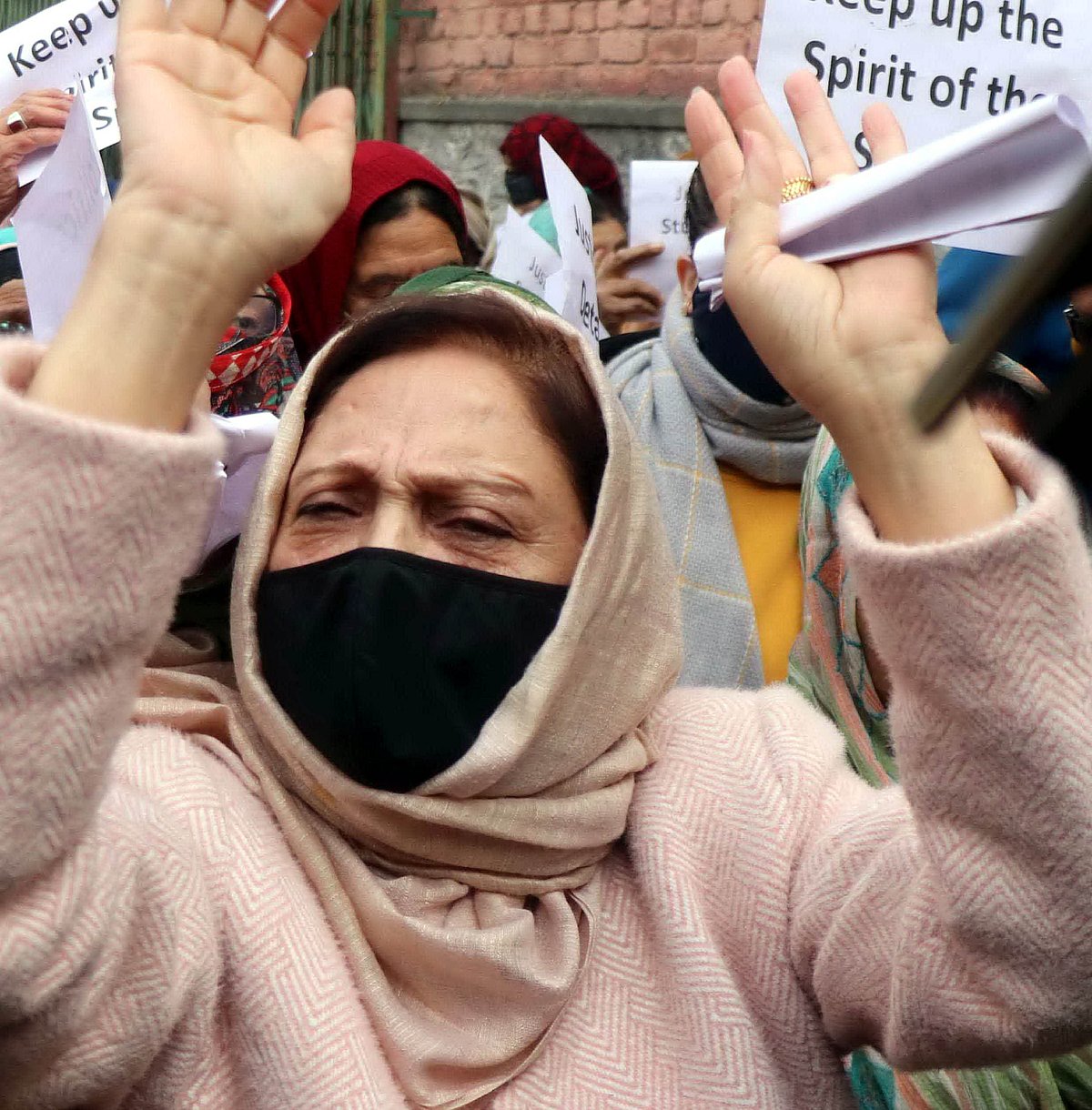 نیشنل کانفرنس کی خواتین کارکنان سری نگر میں احتجاج کرتی ہوئیں، تصویر یو این آئی