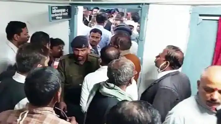 بہار میں پولیس کا غنڈہ راج! پولیس اہلکاروں کی جج کے ساتھ کمرہ عدالت میں مار پیٹ، پستول بھی تان دی