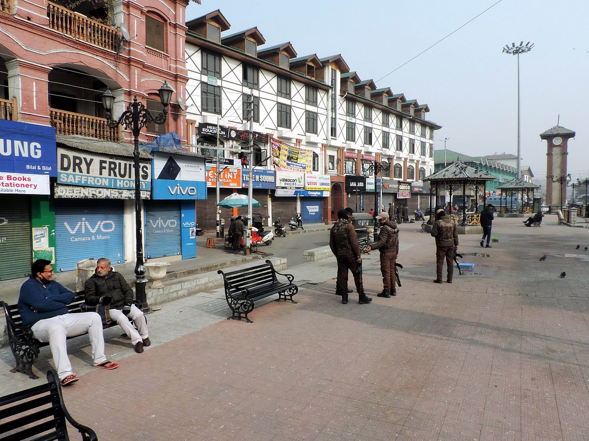جموں و کشمیر: ٹیرر فنڈنگ اور صحافیوں کو آن لائن دھمکی دینے کے معاملے میں پولیس نے 7 مقامات پر کی چھاپہ ماری