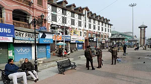 جموں و کشمیر: ٹیرر فنڈنگ اور صحافیوں کو آن لائن دھمکی دینے کے معاملے میں پولیس نے 7 مقامات پر کی چھاپہ ماری